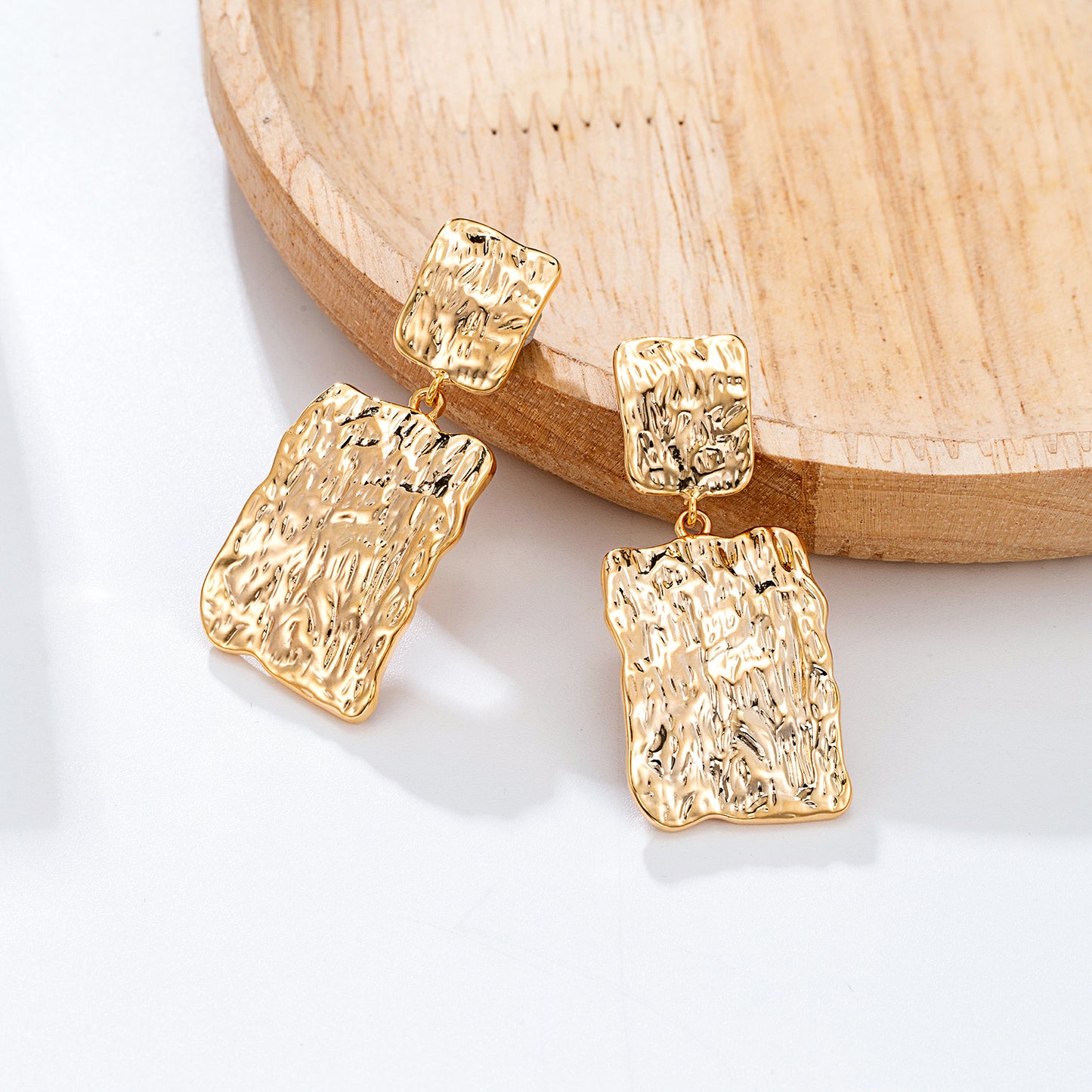 Boucles d'oreilles dorées texturées rectangulaires