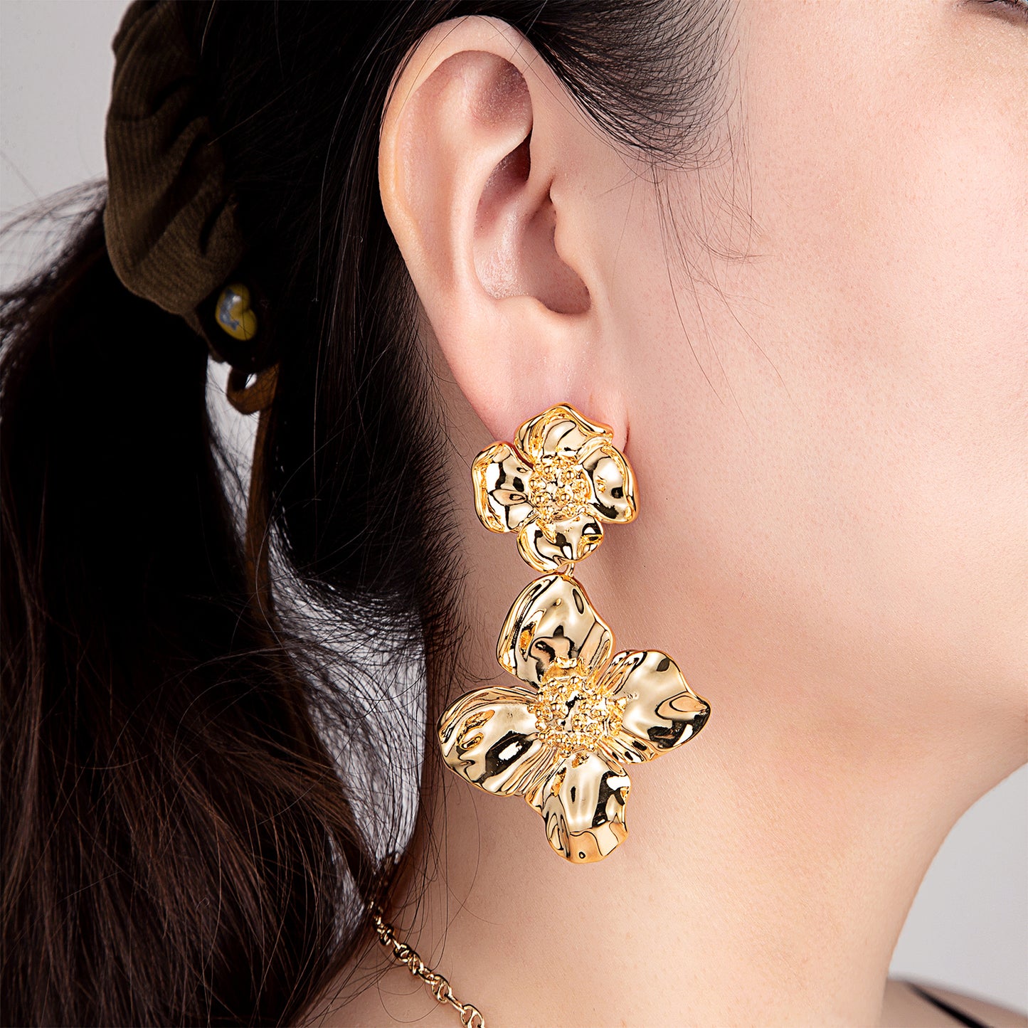 Boucles d'oreilles fleurs dorées cristaux