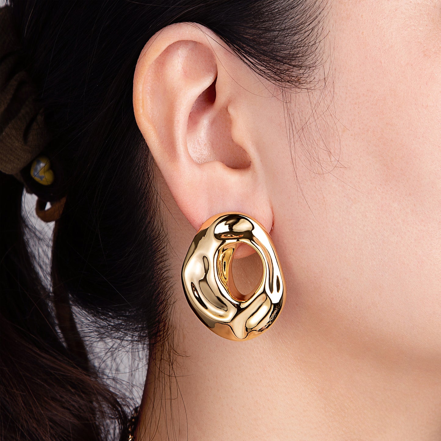 Boucles d'oreilles dorées fluides