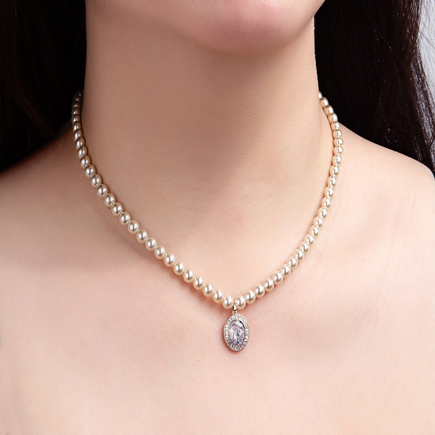 Collier perles dorées pendentif strass élégant