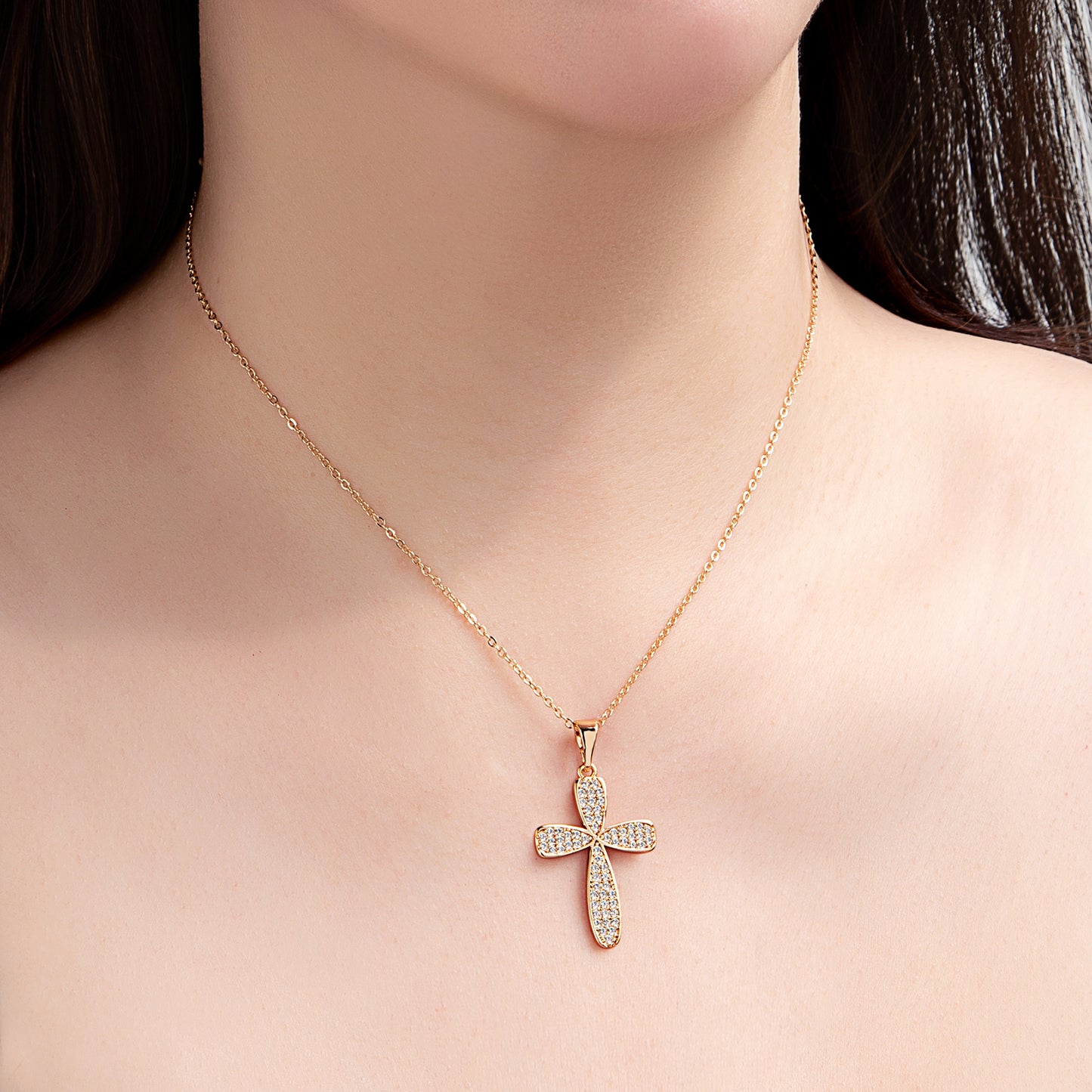 Collier croix pavée cristaux dorés