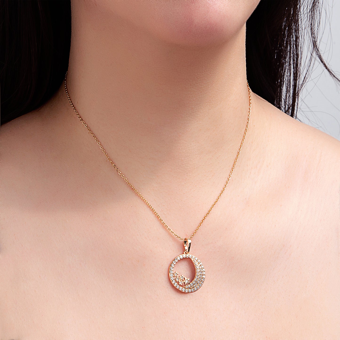 Collier pendentif rond cristaux dorés
