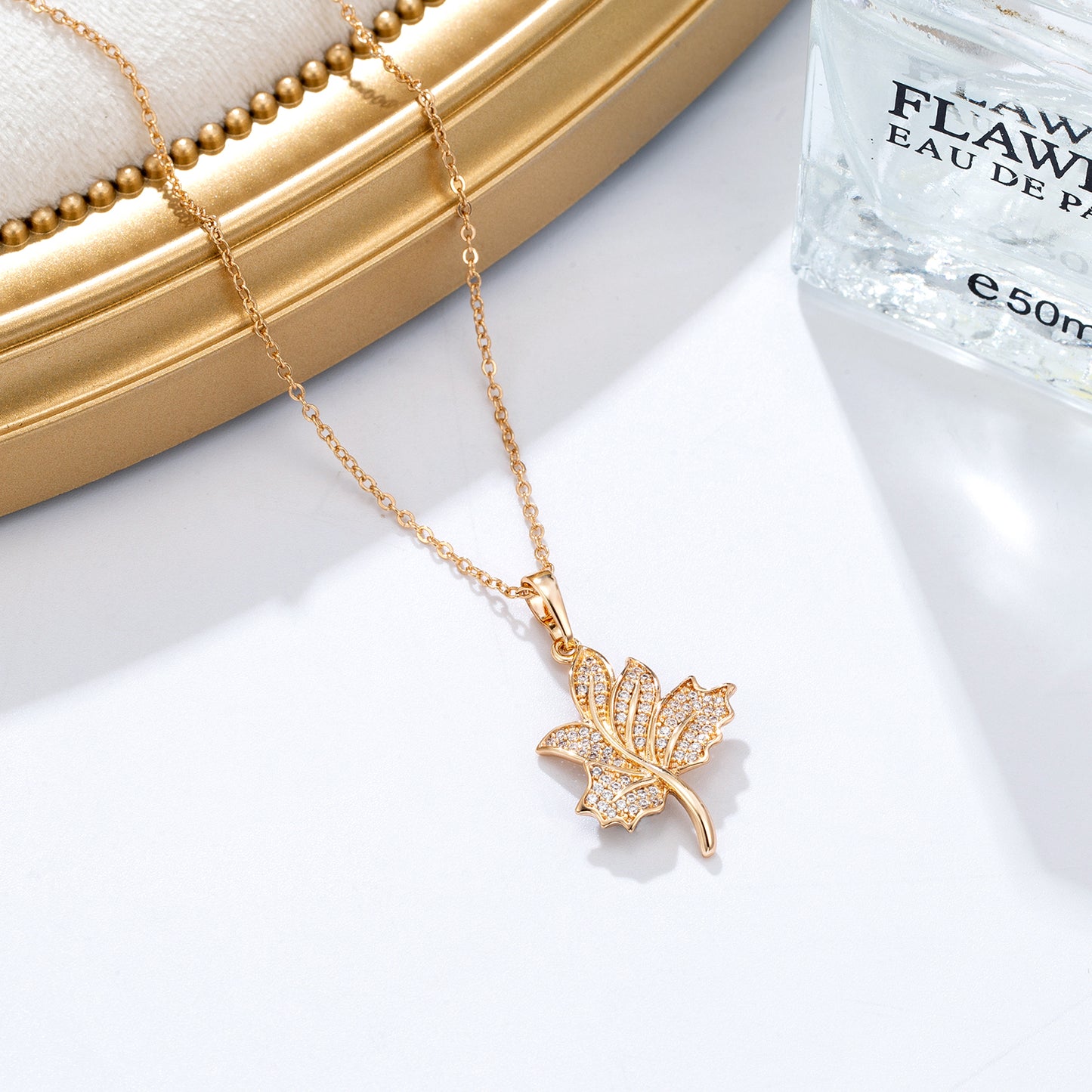 Collier pendentif feuille dorée cristaux