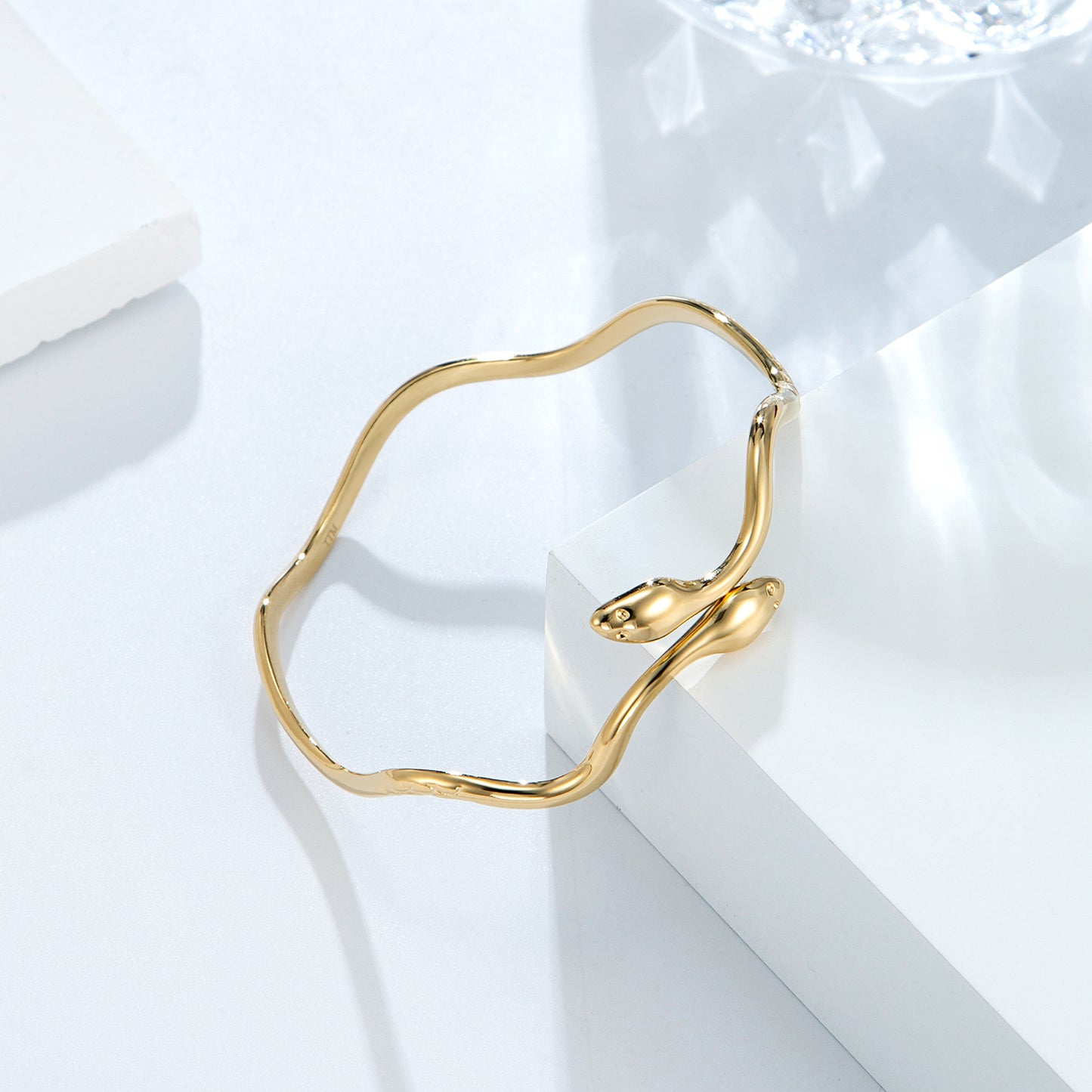 Bracelet serpent doré ondulé