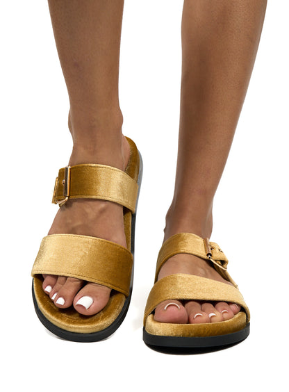 Claquettes Elif coloris doré sur fond blanc