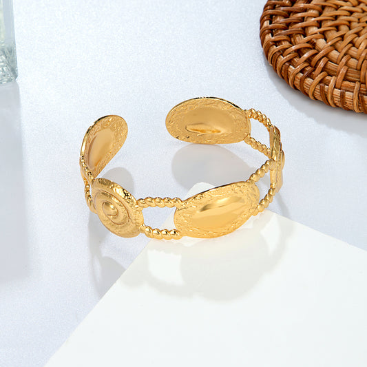 Bracelet doré coquillages texturés ouverts