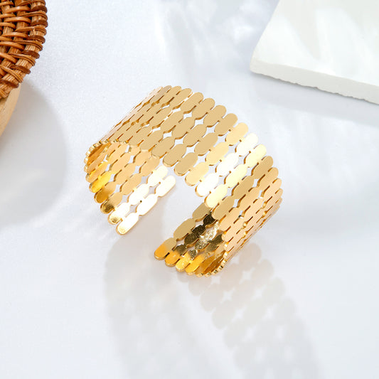 Bracelet manchette sequins dorés overlappés