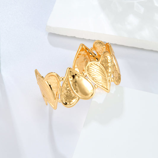 Bracelet doré pétales de coeurs bombés