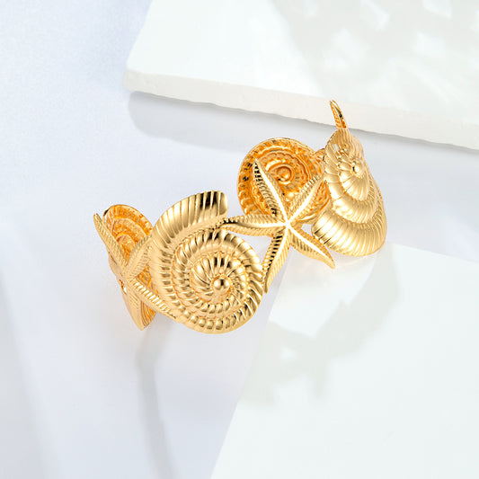 Bracelet coquillages dorés sculptés spiralés
