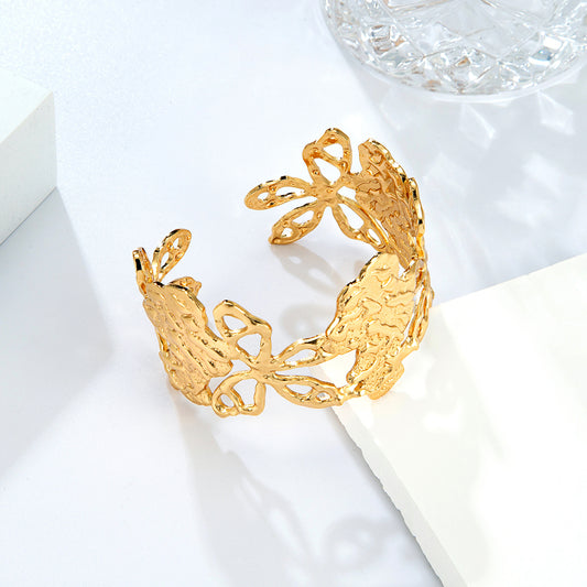 Bracelet doré motifs floraux ajourés