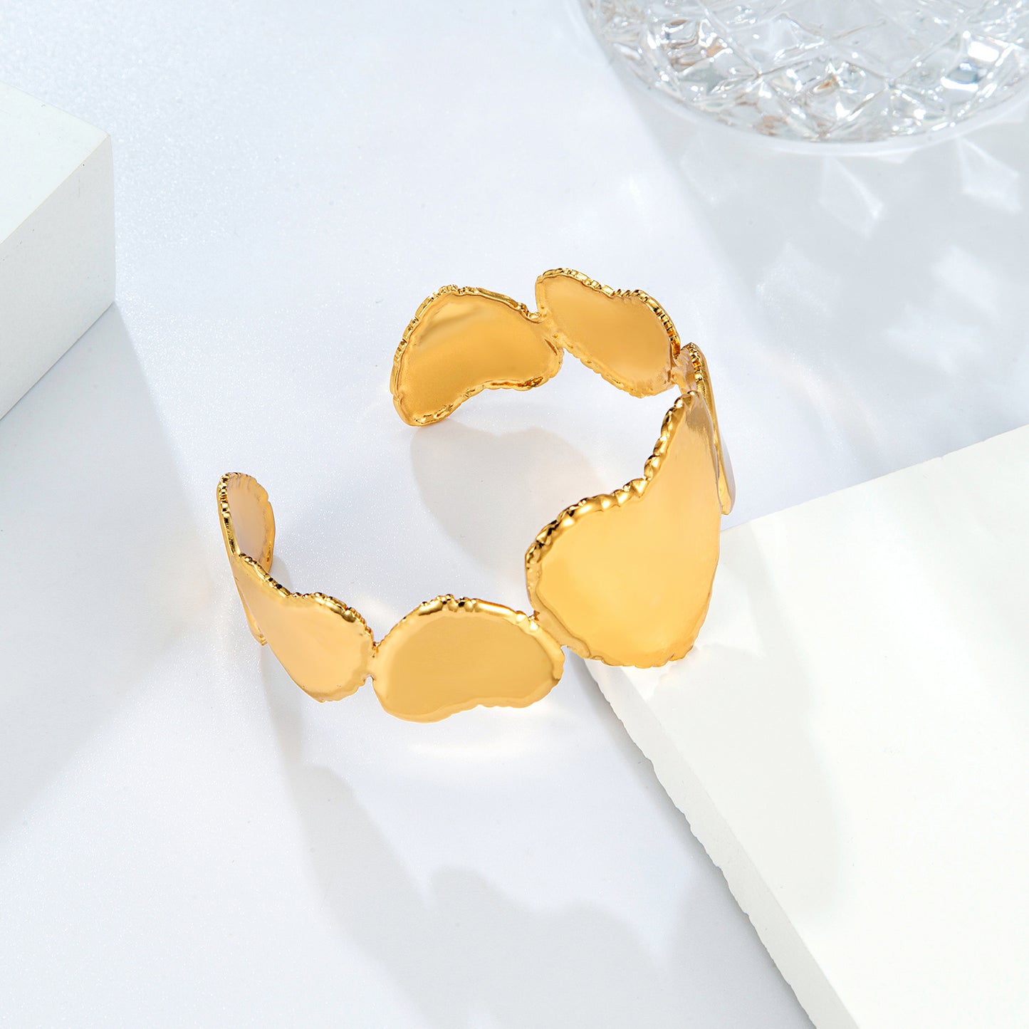Bracelet jonc coeurs dorés sculptés