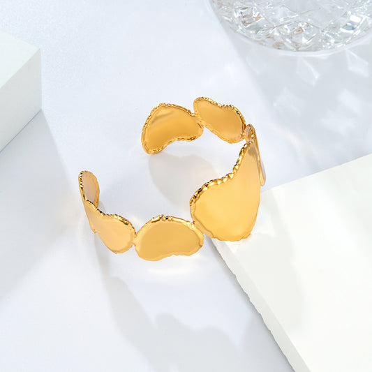 Bracelet jonc coeurs dorés sculptés