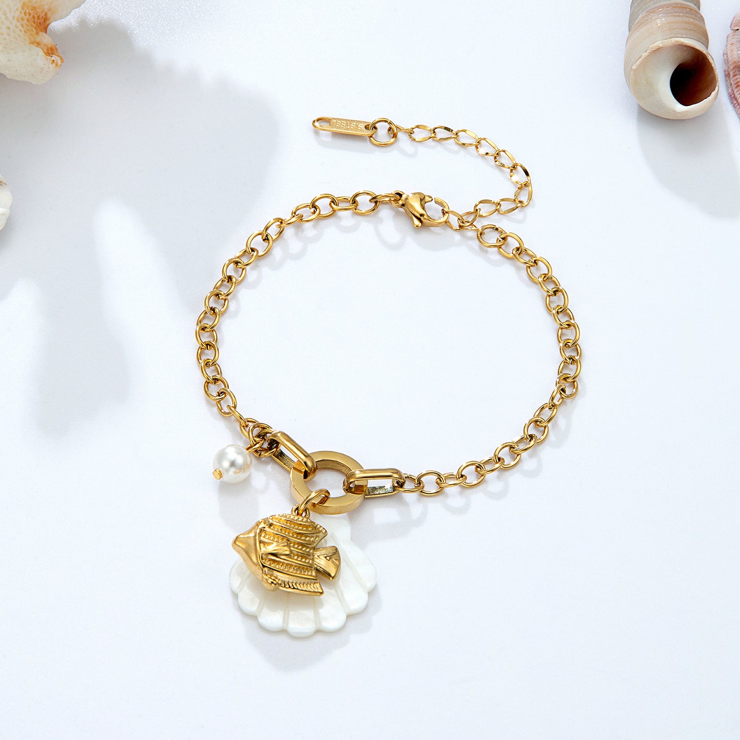 Bracelet chaîne dorée perles blanches