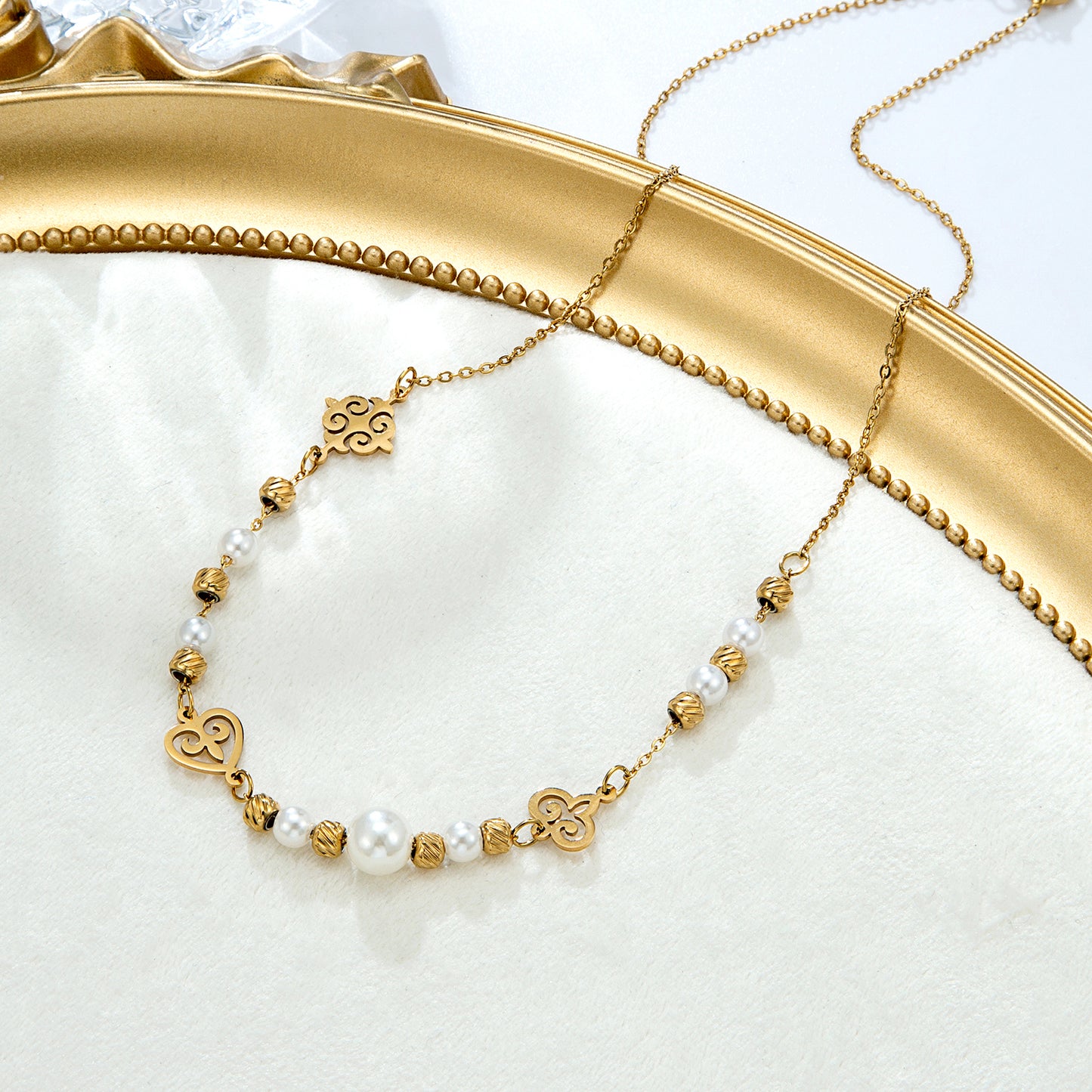 Collier perles dorées motifs spirales