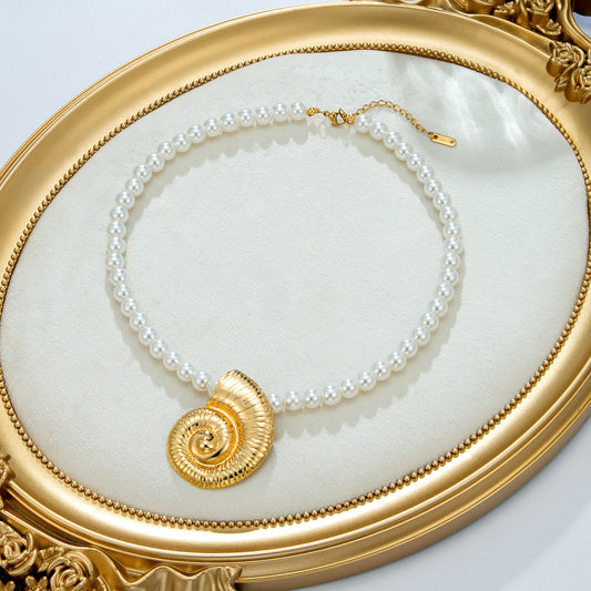 Collier perles spirale dorée coquillage