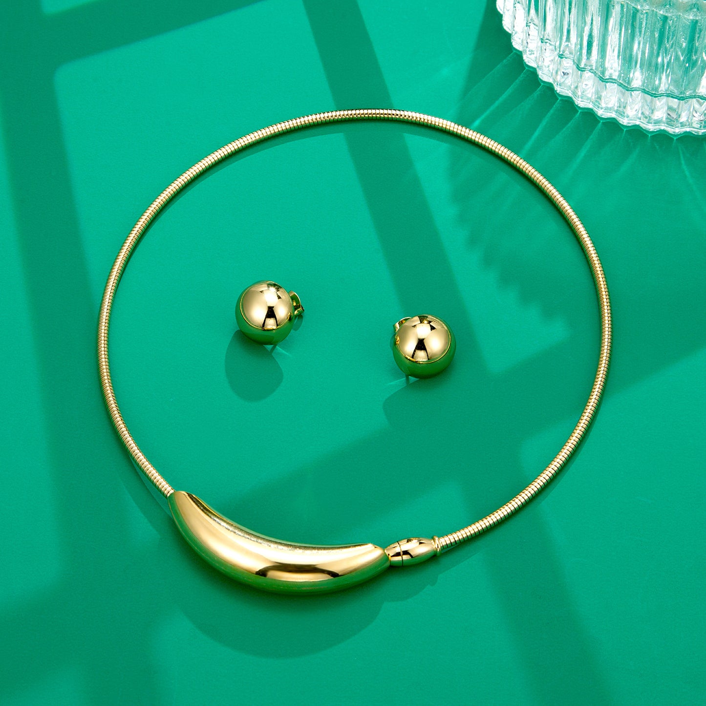 Parure dorée collier rigide boucles