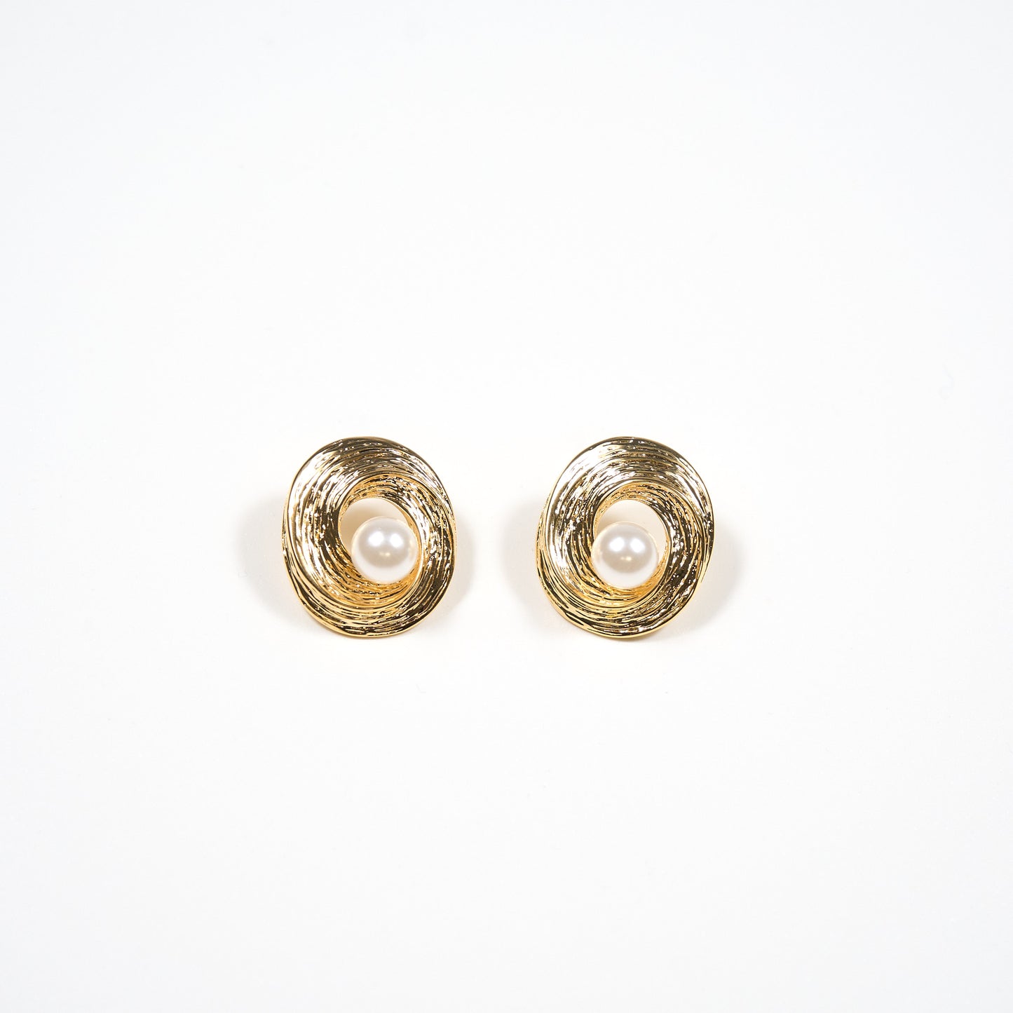 Boucles d'oreilles en cercle texturé avec perle centrale