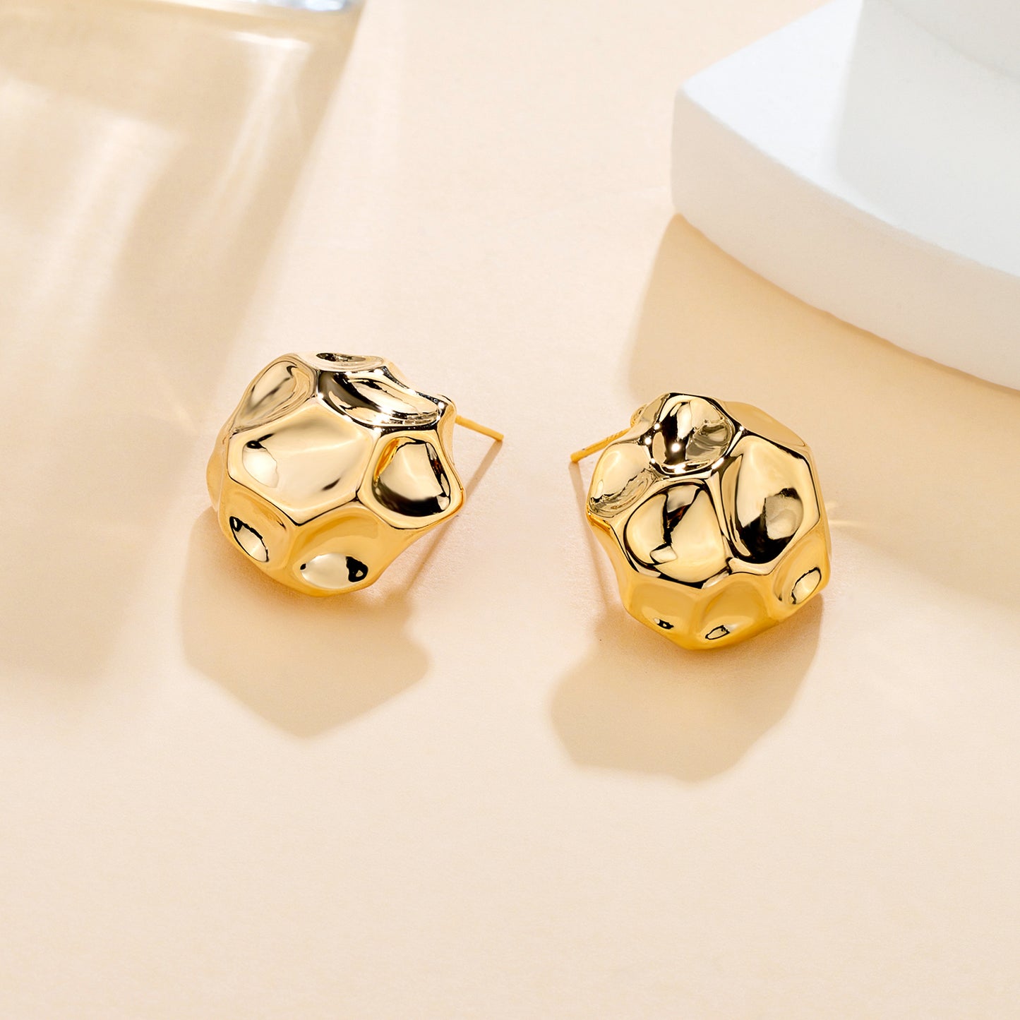 Boucles d’oreilles martelées dorées