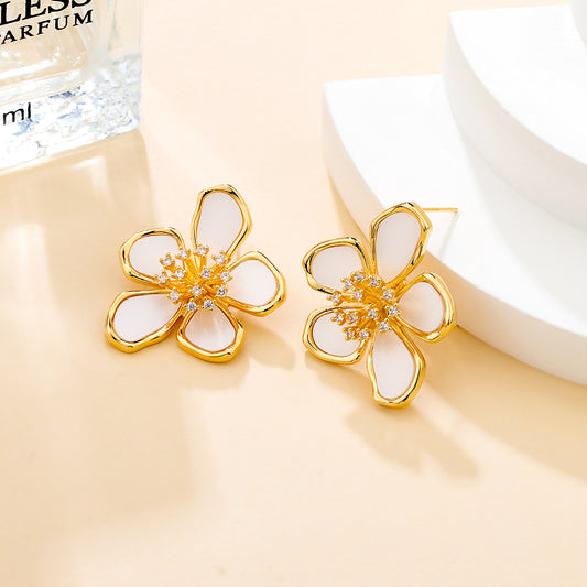 Boucles d'oreilles fleurs blanches