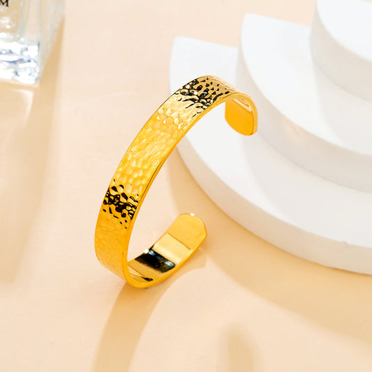 Bracelet martelé – bande dorée