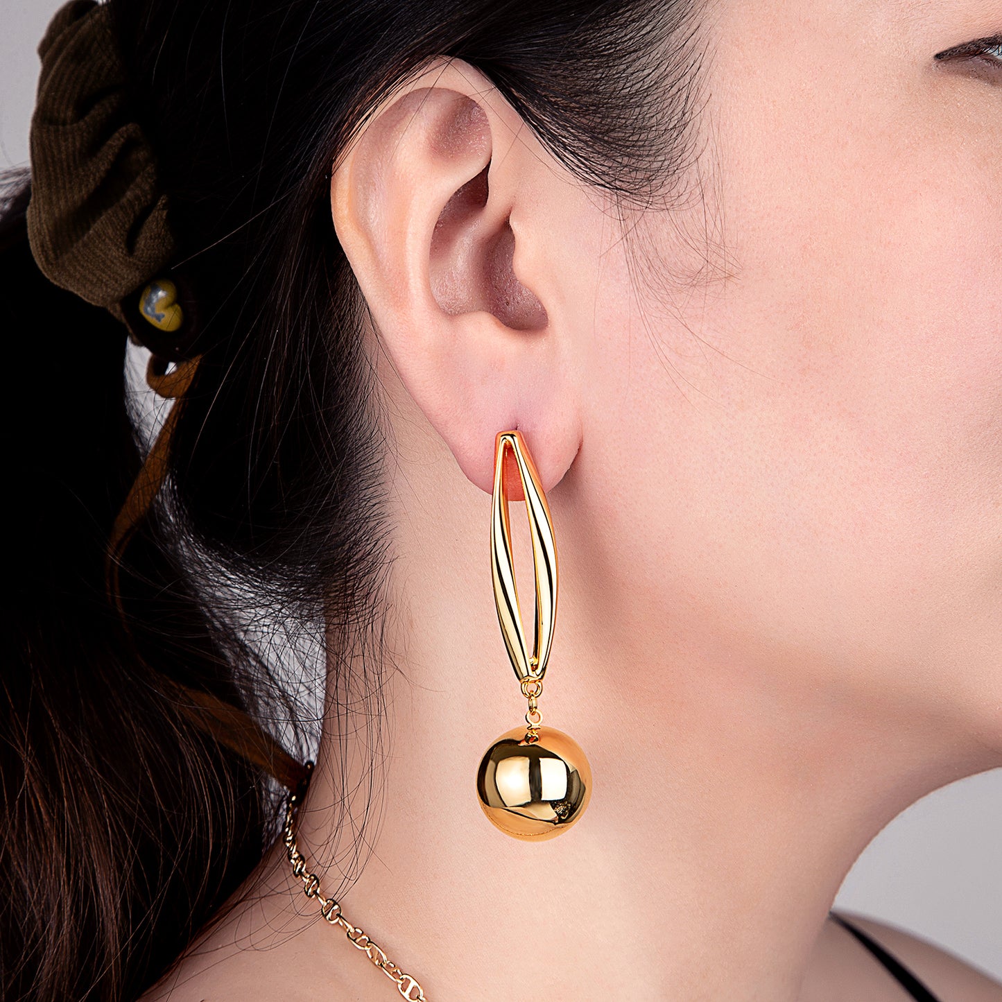 Boucles d'oreilles dorées pendantes sphère élégante