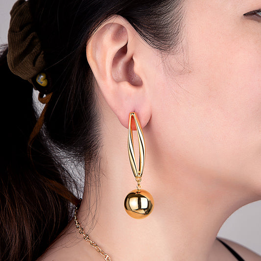 Boucles d'oreilles dorées pendantes sphère élégante