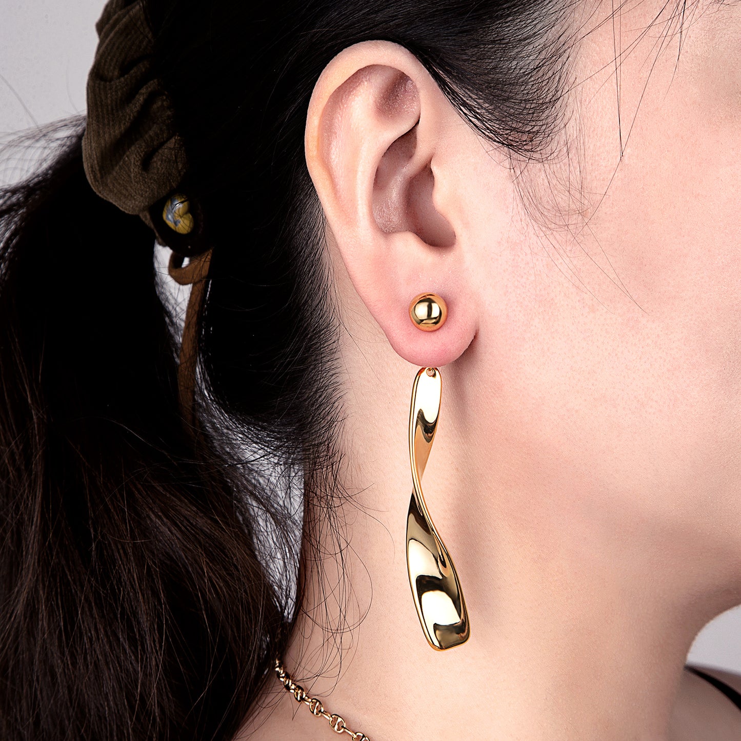 Boucles d'oreilles torsadées dorées