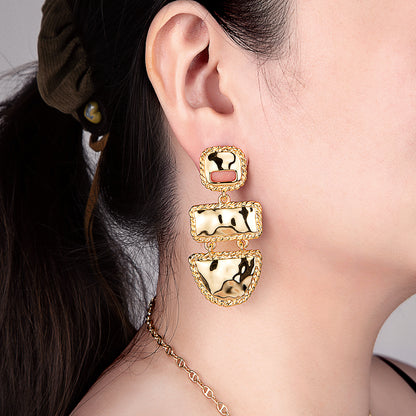 Boucles d'oreilles dorées géométriques pendantes