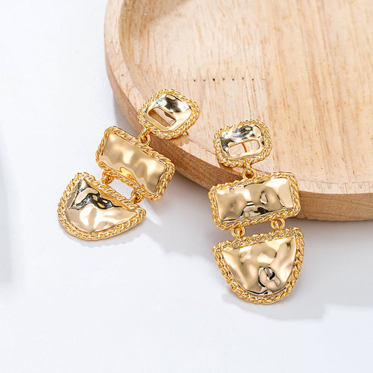 Boucles d'oreilles dorées géométriques pendantes