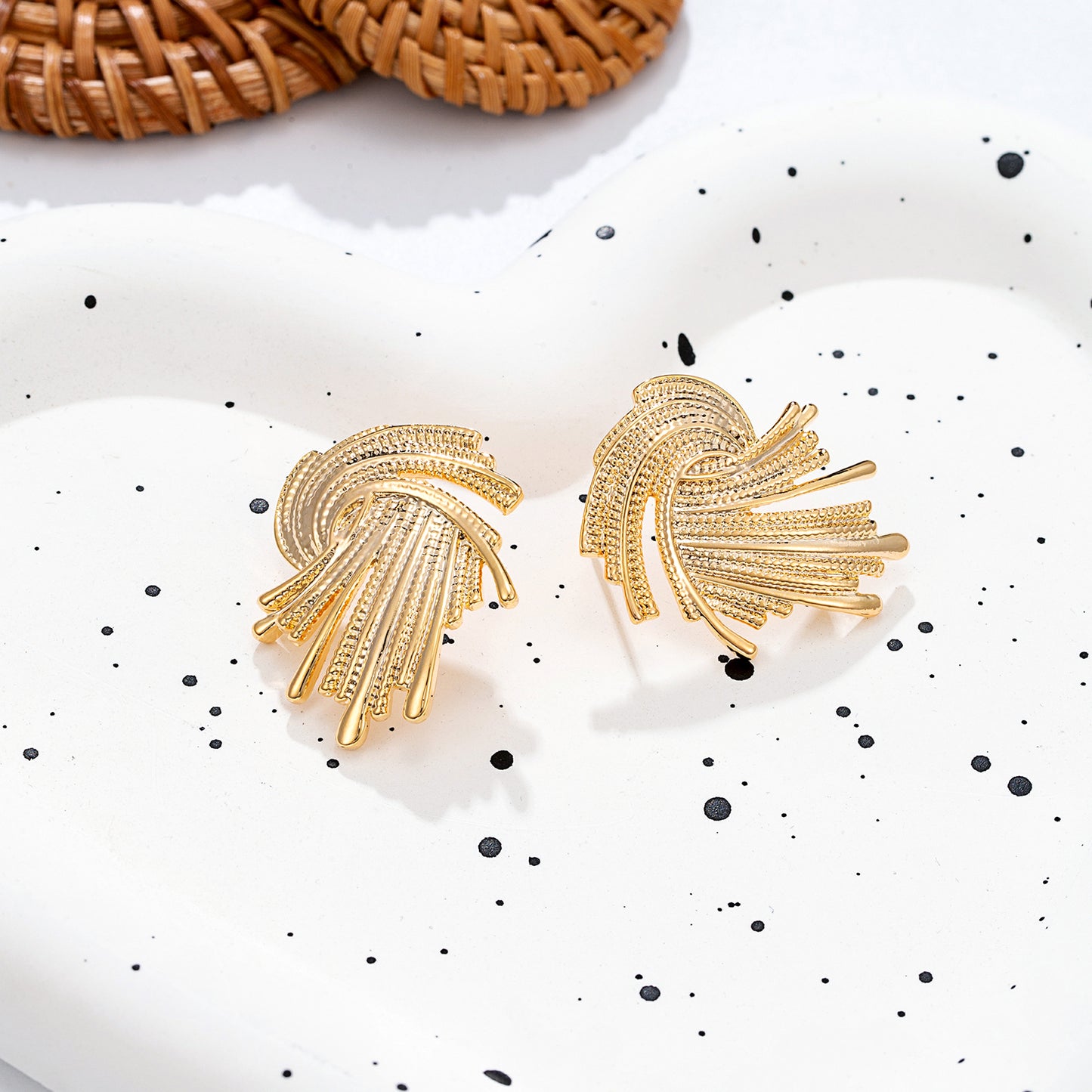Boucles d'oreilles dorées spirales texturées