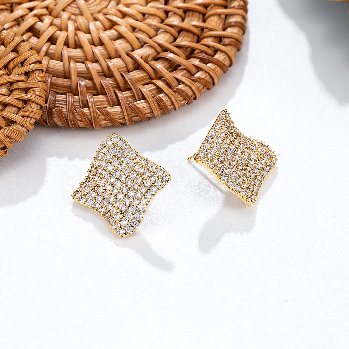 Boucles d'oreilles carrées dorées cristaux scintillants