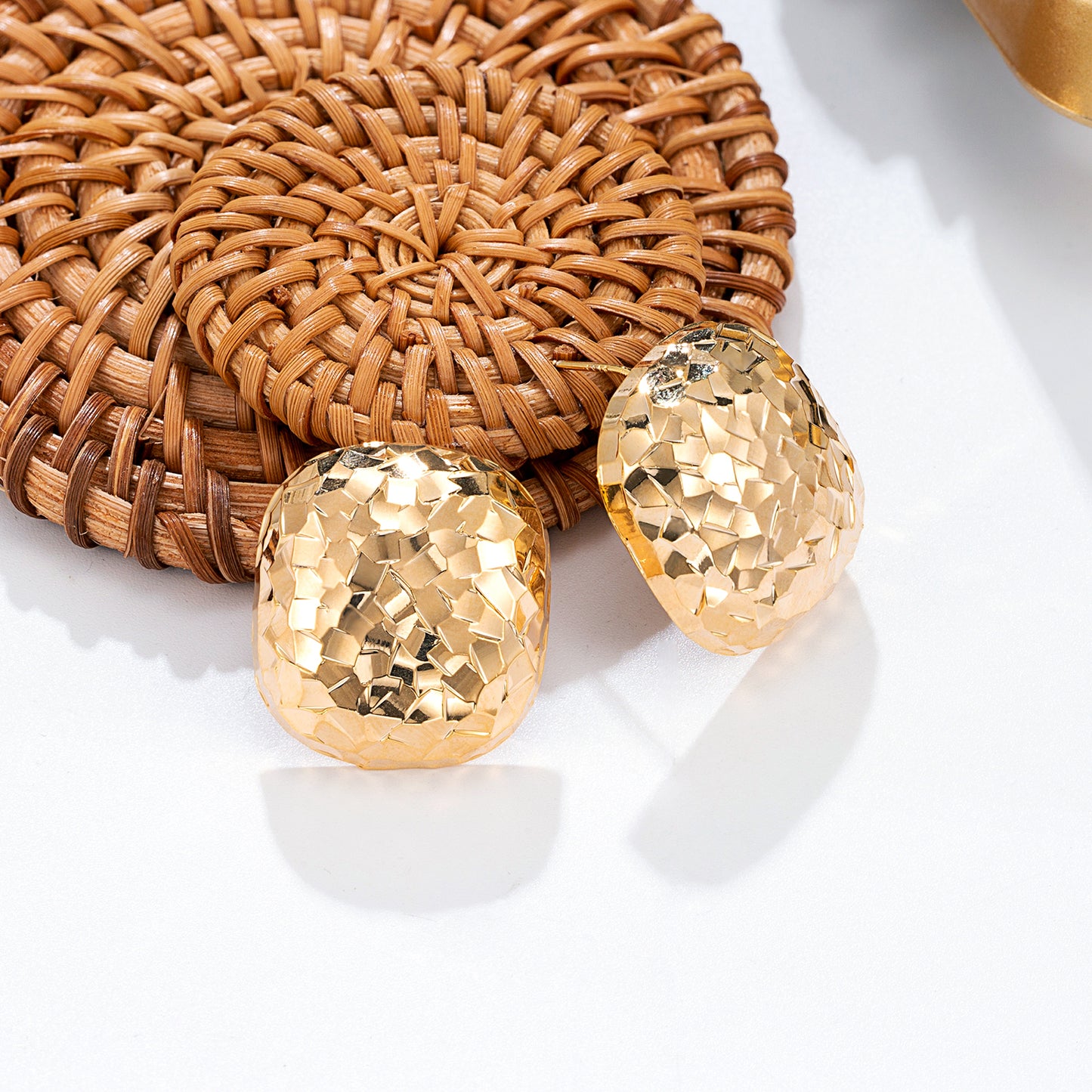 Boucles d'oreilles dorées facettées