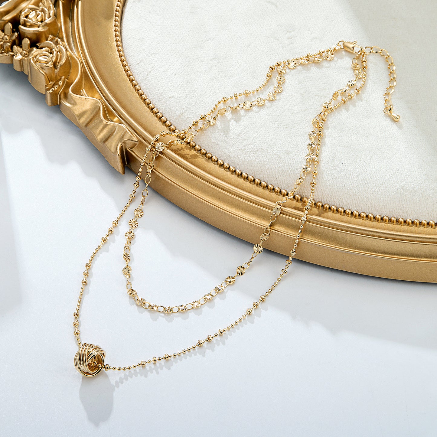 Collier double chaîne dorée avec pendentif nœud élégant