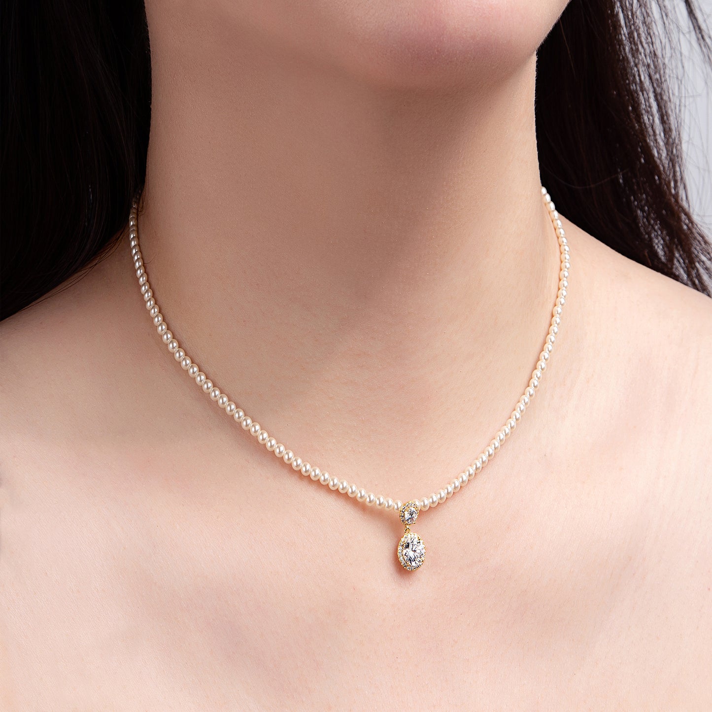 Collier Perles Blanches Pendentif Strass Doré Élégant