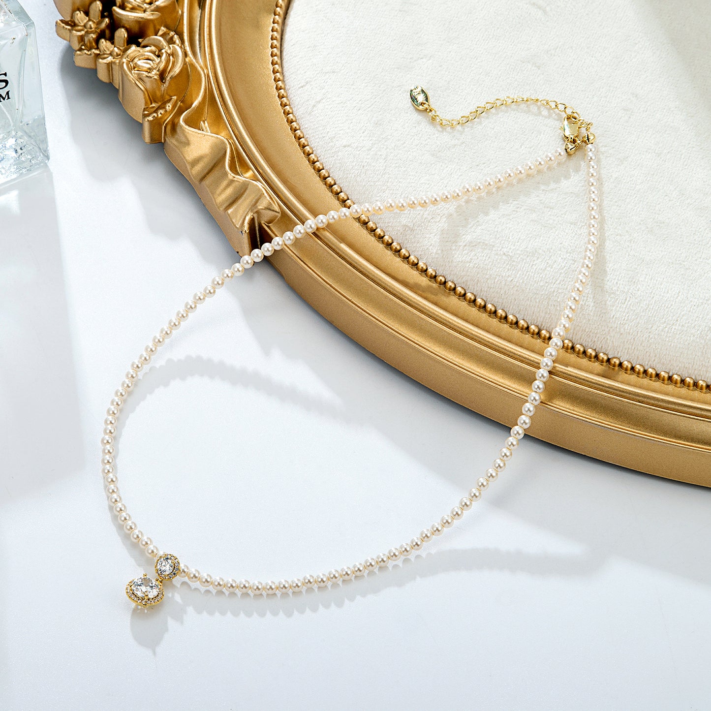 Collier Perles Blanches Pendentif Strass Doré Élégant