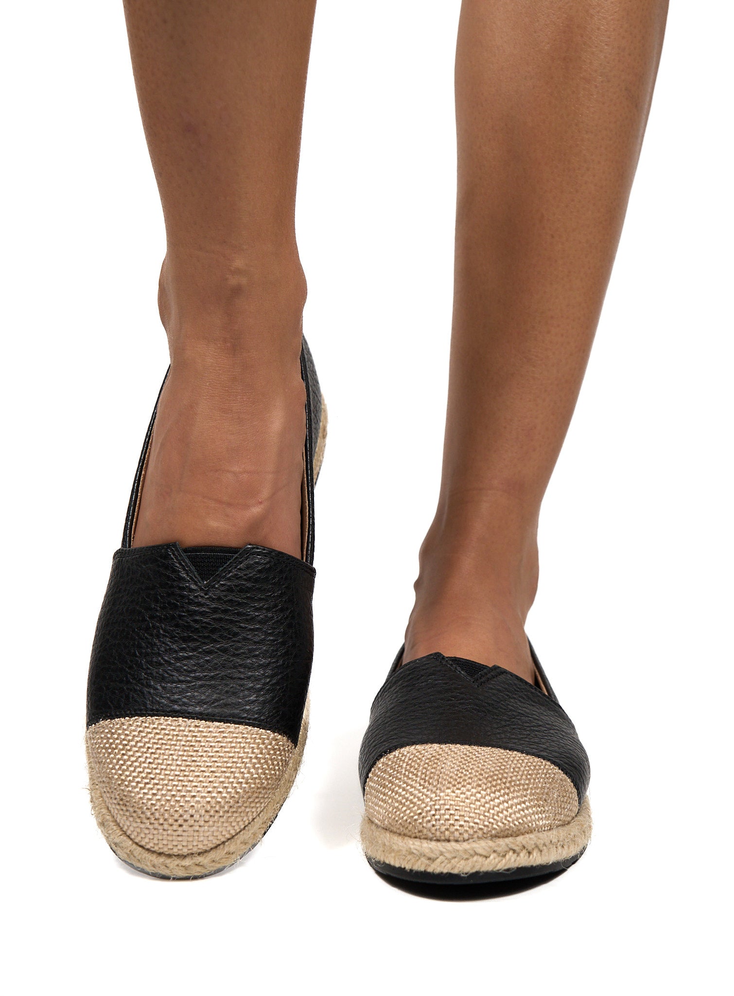 Espadrilles Rabia coloris noir sur fond blanc