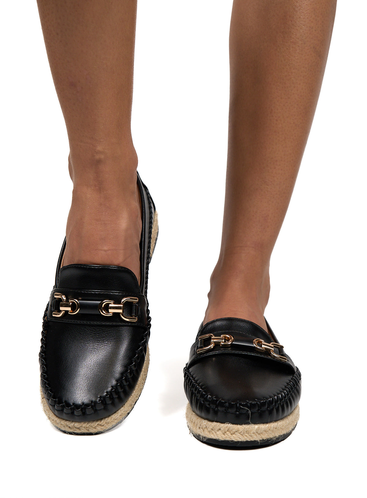 Mocassin Roksana coloris noir sur fond blanc