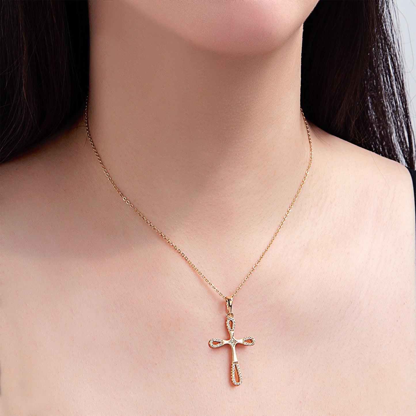 Collier croix dorée strass brillants
