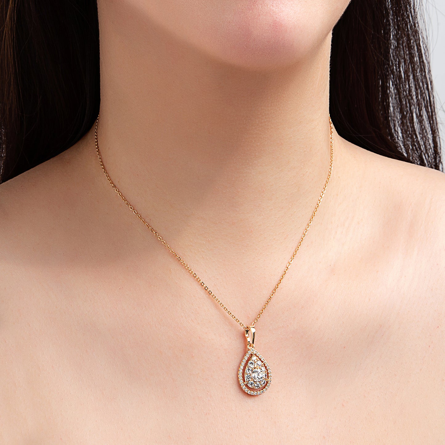Collier pendentif goutte pavé diamants