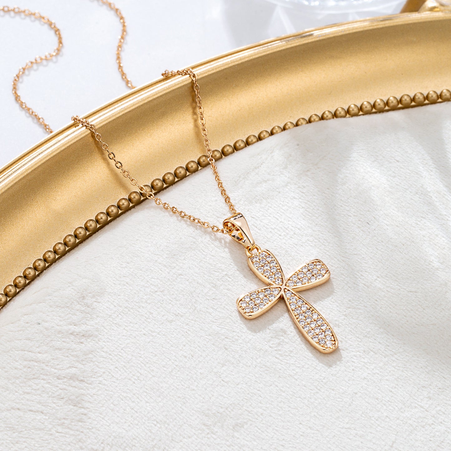Collier croix pavée cristaux dorés
