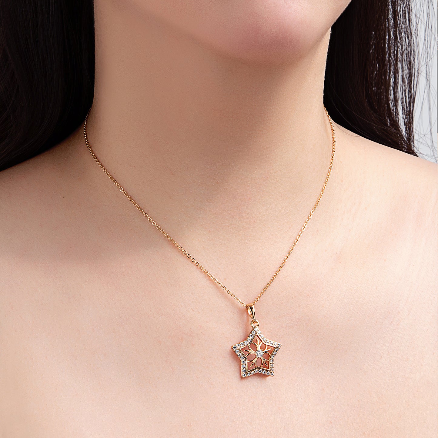 Collier pendentif étoile dorée pavée diamants