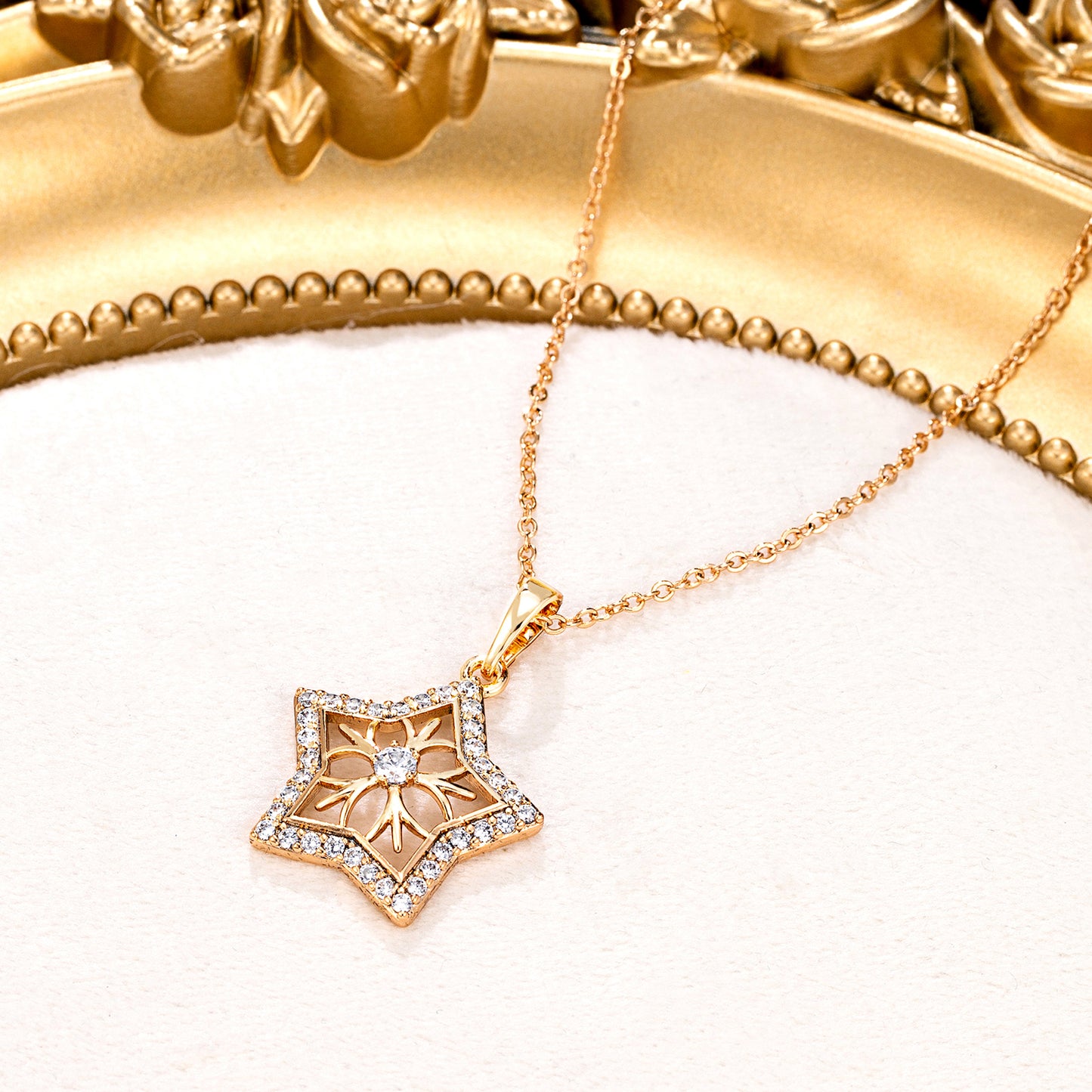 Collier pendentif étoile dorée pavée diamants