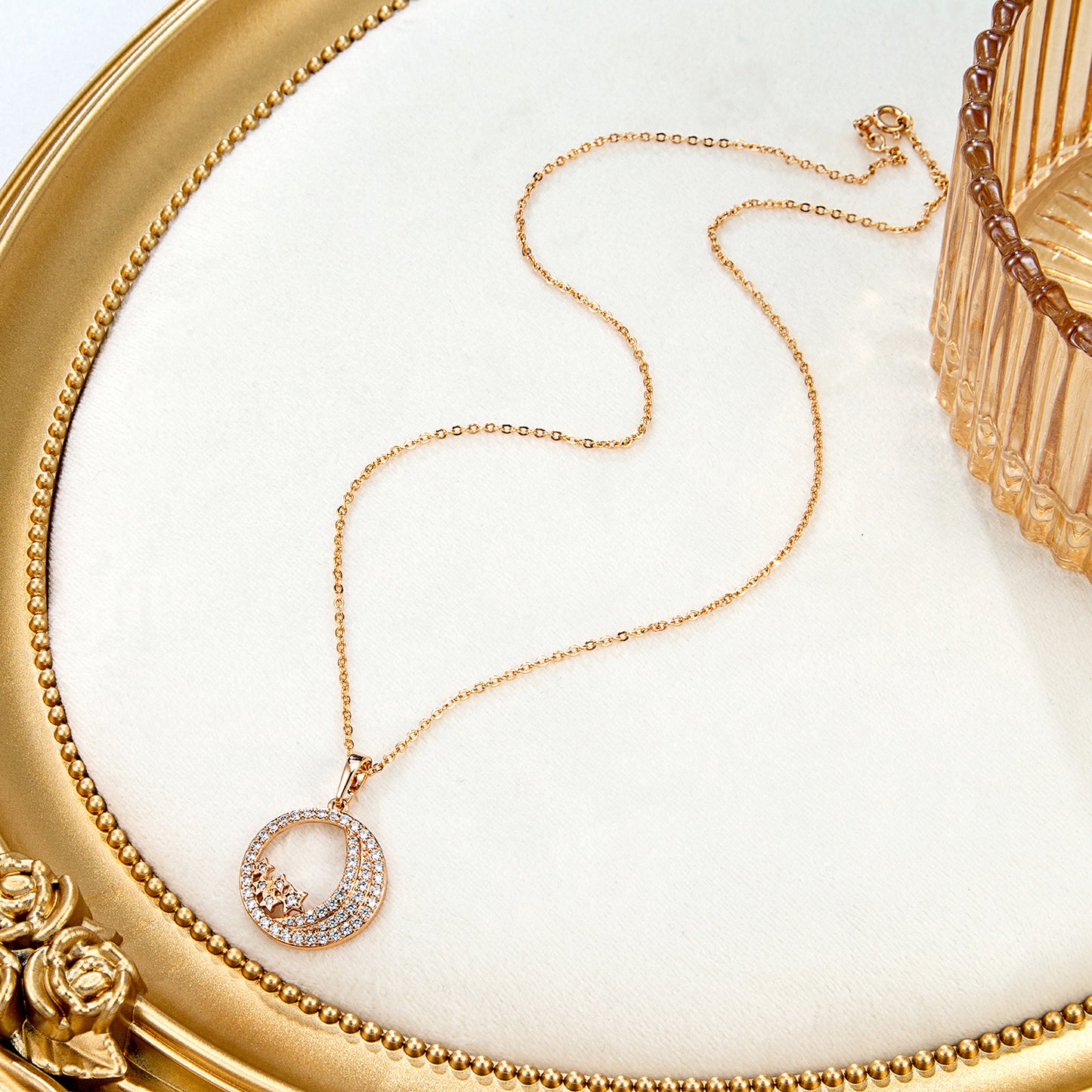 Collier pendentif rond cristaux dorés
