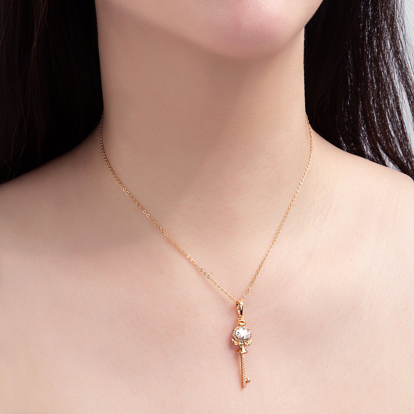 Collier pendentif clé dorée cristaux