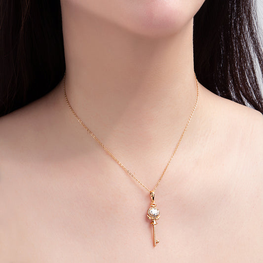 Collier pendentif clé dorée cristaux