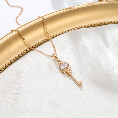 Collier pendentif clé dorée cristaux