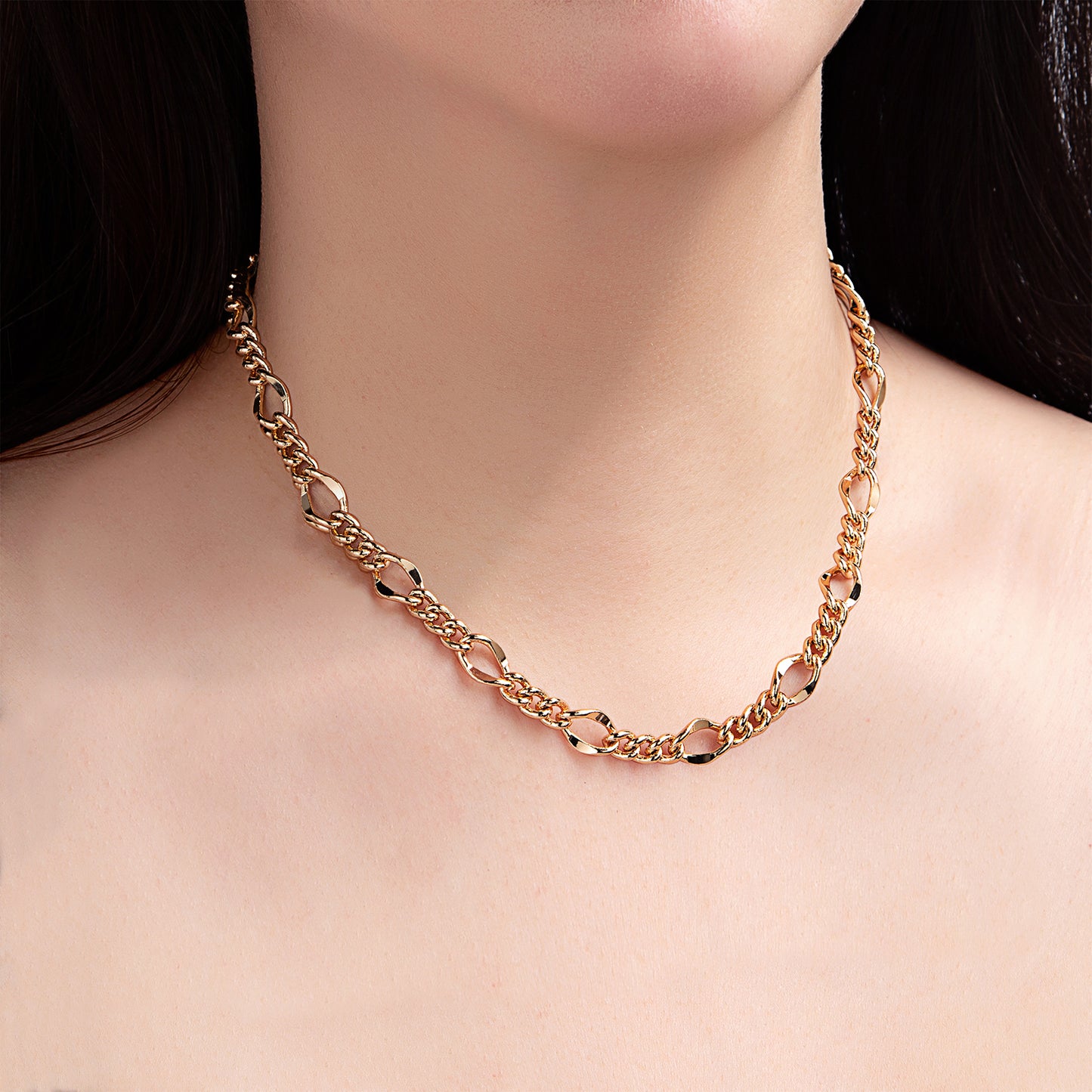 Collier chaîne alternée dorée moderne