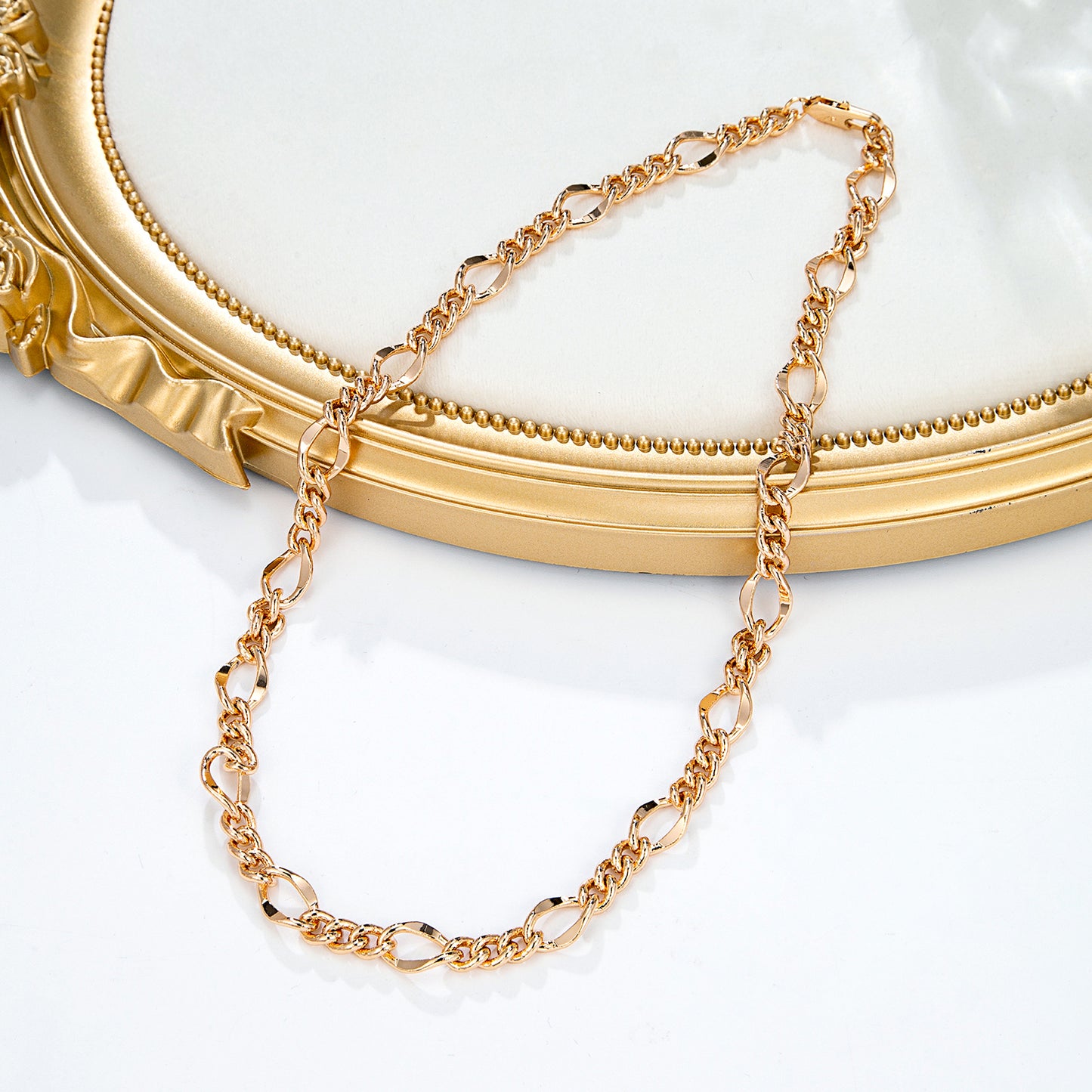 Collier chaîne alternée dorée moderne