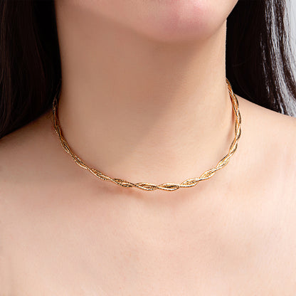 Collier chaîne dorée tressée fine