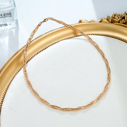 Collier chaîne dorée tressée fine